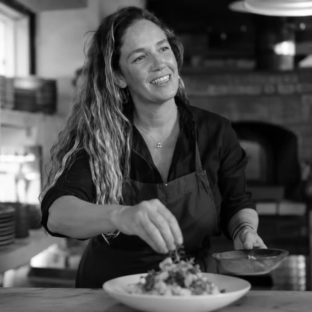 María, cocinera y dueña de La Canaria, en la cocina